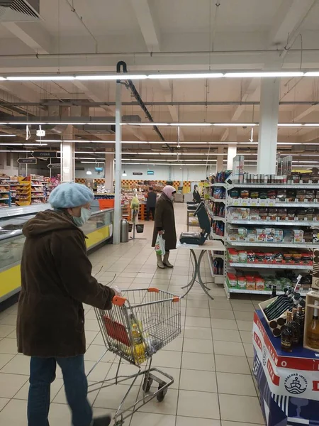 Kramatorsk Ukraine エイプリル社 2020年1月 ウクライナでは Covid 19の全国的な隔離が行われています クラマトルスクのスーパーマーケットにはほとんど人がいません — ストック写真