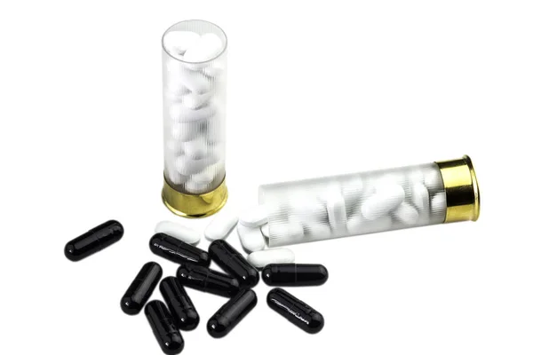 Begreppet medicinsk piller biverkningar. Transparent plast hagelgevär 12 granater full av vita vitaminpiller. Flera vita piller utanför skalet. Nära vita piller är svart droger. — Stockfoto