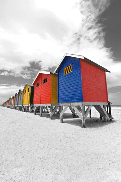 ケープタウン、南アフリカ共和国のビーチ小屋を描いた — ストック写真