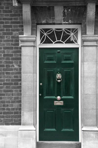Grand green door part of a building, home in London, England — Stock Photo, Image