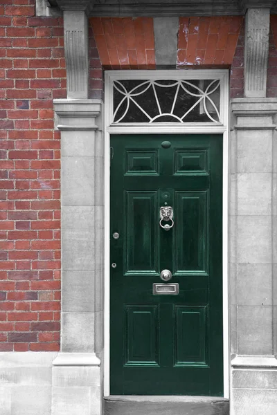 Большая зеленая дверь здания, дом в Лондоне, Англия — стоковое фото