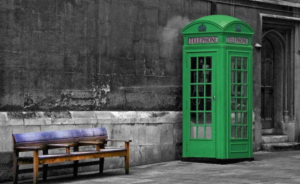 グリーン塗装イギリス携帯電話ブースと古い木製のベンチでロンドン、イギリス — ストック写真