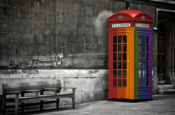 Gay pintado en una cabina telefónica británica en Londres, Reino Unido Fotos De Stock