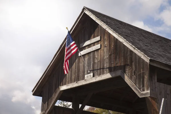 Puente de madera cubierto antiguo en Vermont, campo —  Fotos de Stock