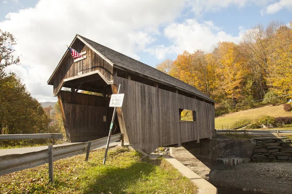 Puente de madera cubierto antiguo en Vermont, campo —  Fotos de Stock