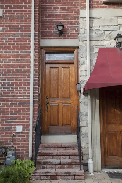 Puerta de madera, casa en Toronto, Canadá — Foto de Stock