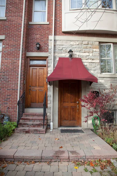 Puerta de madera, casa en Toronto, Canadá —  Fotos de Stock