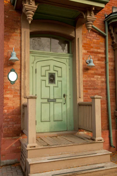 Puertas antiguas verdes en Toronto, Canadá — Foto de Stock