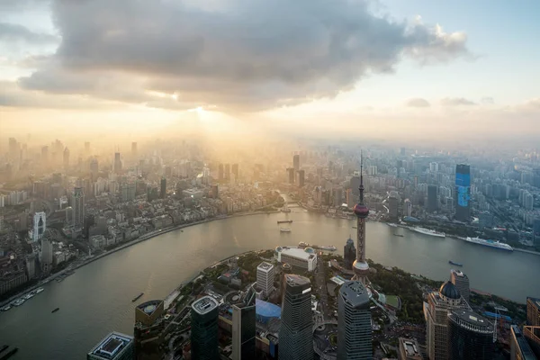 金融地区と黄浦江を望む中国上海市都市景観. ストック写真