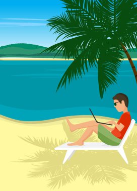 Tropik sahilde bir palmiye ağacının altında bilgisayarda çalışan kişi. 