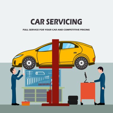 Otomatik tamir dükkanı işçi arkasında bir araba tamiri. 