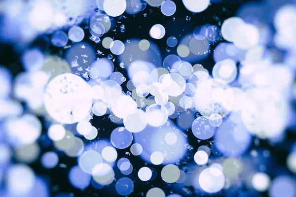 Abstrait flou de bleu et argent scintillant ampoules fond de lumières — Photo