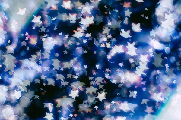 Абстрактные размытые синие и серебристые блестящие лампочки фонари фон — стоковое фото