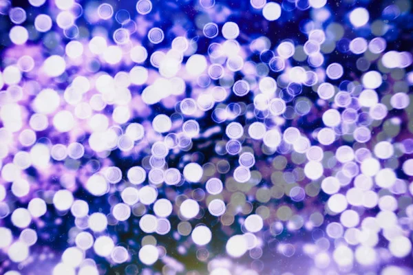 Abstrakte verschwommen von blau und silber glitzernden Glühbirnen Lichter Hintergrund — Stockfoto