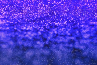 Soyut şenlik arkaplanı. Işıklar sönmüş, arka planda parlayan klasik ışıklar. Noel ve Yeni Yıl ziyafeti arka planında telif alanı.