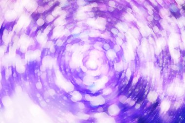 Soyut şenlik arkaplanı. Işıklar sönmüş, arka planda parlayan klasik ışıklar. Noel ve Yeni Yıl ziyafeti arka planında telif alanı.