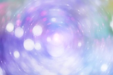 Soyut şenlik arkaplanı. Işıklar sönmüş, arka planda parlayan klasik ışıklar. Noel ve Yeni Yıl ziyafeti arka planında telif alanı.