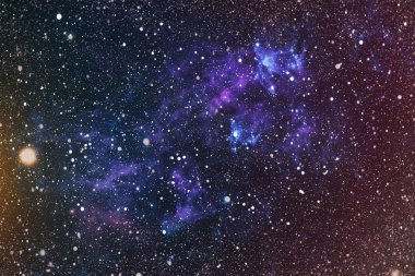 Bir sürü yıldızlı mavi, karanlık gece gökyüzü. Uzay arkaplanındaki Samanyolu