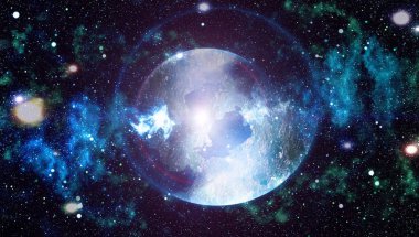 Bir sürü yıldızlı mavi, karanlık gece gökyüzü. Uzay arkaplanındaki Samanyolu