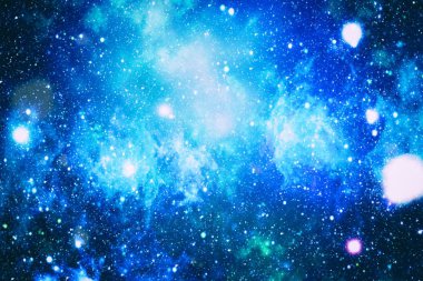 Bir sürü yıldızlı mavi, karanlık gece gökyüzü. Uzay arkaplanındaki Samanyolu