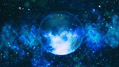 Bir sürü yıldızlı mavi, karanlık gece gökyüzü. Uzay arkaplanındaki Samanyolu