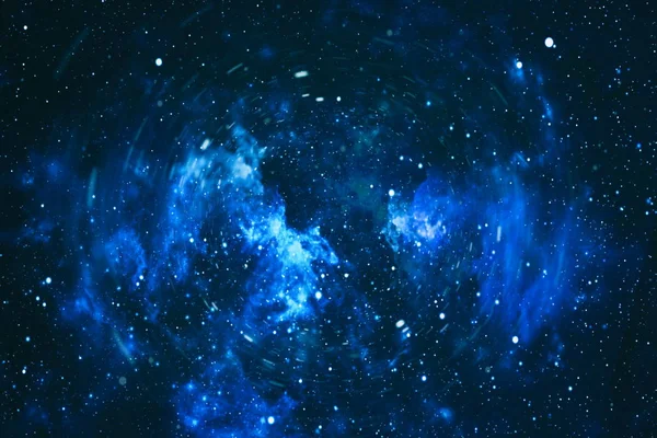 Panorâmica olhando para o espaço profundo. Céu noturno escuro cheio de estrelas. A nebulosa no espaço sideral . — Fotografia de Stock