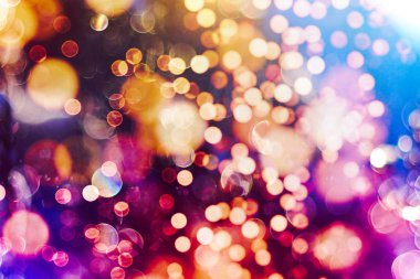 Doğal bokeh ve parlak altın ışıklarla şenlikli arka plan.