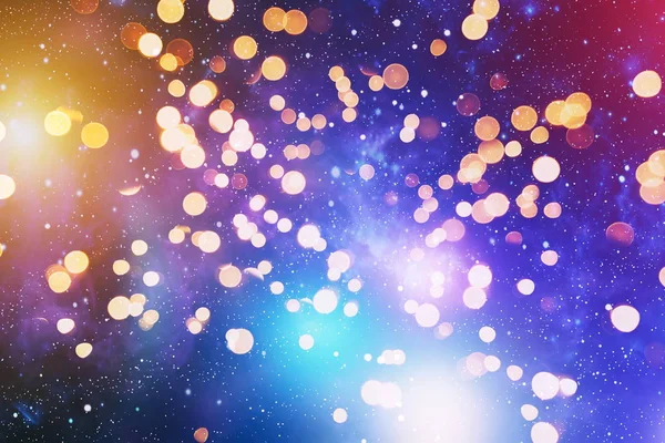 Doğal bokeh ve parlak altın ışıklarla renklendirici arka planı olan klasik Sihirli Arkaplan.