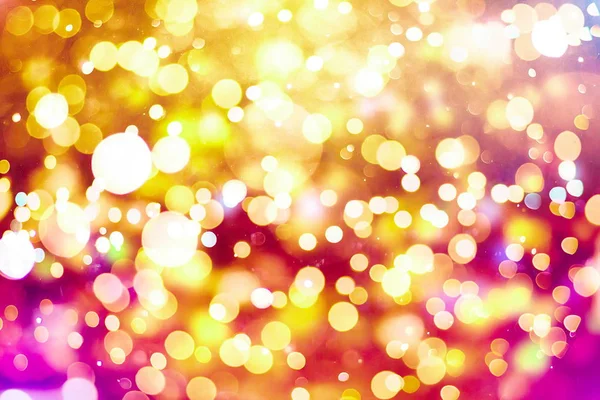 Festlicher Hintergrund mit natürlichem Bokeh und leuchtend goldenen Lichtern. — Stockfoto