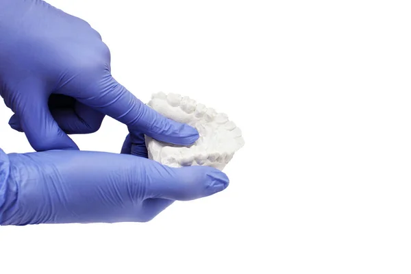 Detailní jednotlivé zubní zásobník ortodontické zubní téma. V ruce neviditelné rovnátka — Stock fotografie