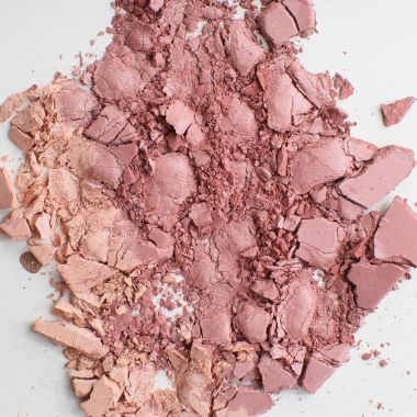 Göz gölgesi beyaz arkaplanda izole edildi