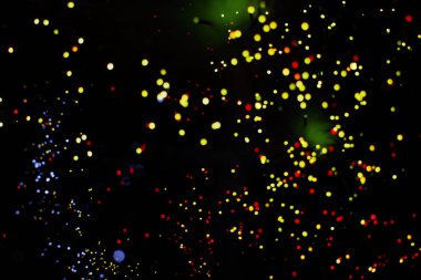 arkaplanda bir sürü ışık lekesi var