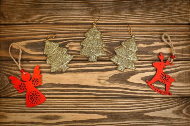 Ladin, yılbaşı oyuncak şubeleri ile ahşap yüzey,