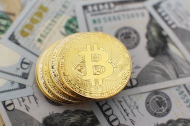 Bitcoin altın madeni para yeni sanal para ve Doları arka plan. Cryptocurrency. İş ve ticaret kavramı.