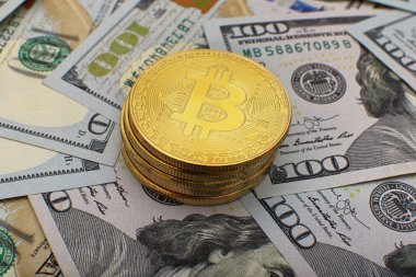 Bitcoin altın madeni para yeni sanal para ve Doları arka plan. Cryptocurrency. İş ve ticaret kavramı.