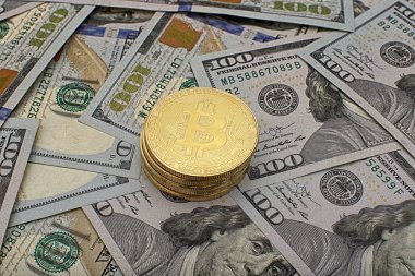Bitcoin altın madeni para yeni sanal para ve Doları arka plan. Cryptocurrency. İş ve ticaret kavramı.
