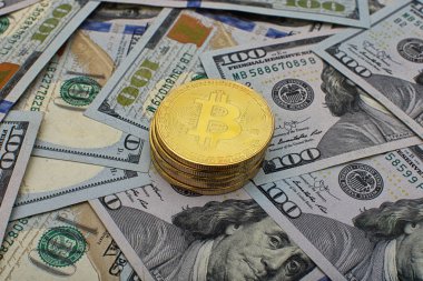 Bitcoin altın madeni para yeni sanal para ve Doları arka plan. Cryptocurrency. İş ve ticaret kavramı.