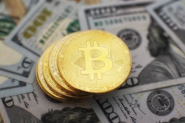 Bitcoin altın madeni para yeni sanal para ve Doları arka plan. Cryptocurrency. İş ve ticaret kavramı.