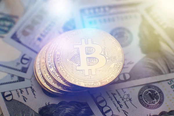 Золота монета Bitcoin Нові віртуальні гроші і долар фону. Криптовалюта. Бізнес і торгівля концепція . — стокове фото