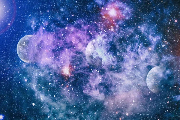 Uzaydaki gezegenler, yıldızlar ve galaksiler uzay keşiflerinin güzelliğini gösteriyor. NASA tarafından döşenmiş elementler