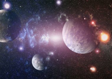 Gezegen ve galaksinin yıldızları serbest uzayda. Bu görüntünün elementleri NASA tarafından desteklenmektedir .