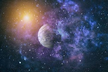 Gezegen ve galaksinin yıldızları serbest uzayda. Bu görüntünün elementleri NASA tarafından desteklenmektedir .