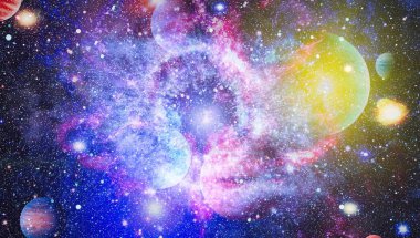 Nebula ve galaksiler uzayda. Bu görüntünün elementleri NASA tarafından desteklenmektedir.