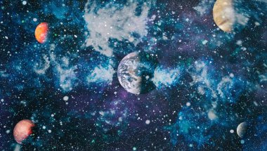 Gezegen ve galaksinin yıldızları serbest uzayda. Bu görüntünün elementleri NASA tarafından desteklenmektedir .