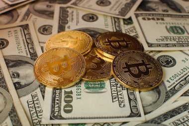 Bitcoin altın madeni para yeni sanal para ve Doları arka plan. Cryptocurrency. İş ve ticaret kavramı.