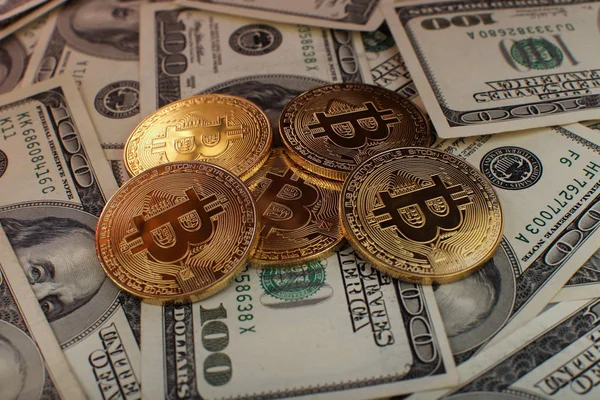 Bitcoin pièce d'or Nouvelle monnaie virtuelle et fond de dollar. Crypto-monnaie. Concept d'entreprise et de trading . — Photo