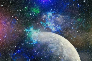 Panoramik derin uzaya arıyorum. Karanlık gece gökyüzüne yıldızlarla dolu.