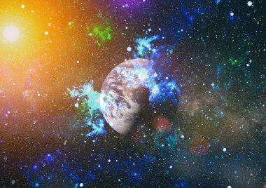 Panoramik derin uzaya arıyorum. Karanlık gece gökyüzüne yıldızlarla dolu.