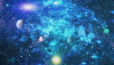 Uzayda ateşli bir patlama. Evrenin soyut çizimi. Bu görüntünün elementleri NASA tarafından desteklenmektedir