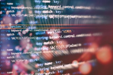 Soyut bilgisayar kodları. Yazılım geliştiricisinin kod ekranı programlanıyor. Yazılım Programlama Çalışma Süresi.